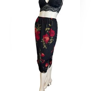 Vintage 90s Y2K Black and Red Rose Printed Pull On Skirt Sz S
